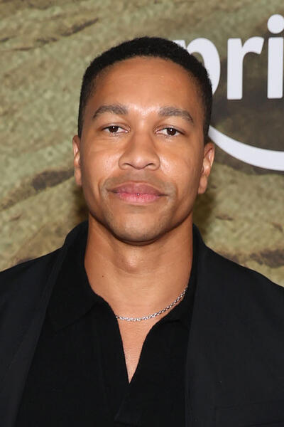 Aaron Moten partecipa alla première della seconda stagione di Fallout sul red carpet all'Academy Museum of Motion Pictures l'8 dicembre 2025 a Los Angeles, California