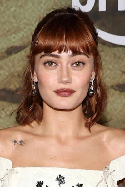 Ella Purnell partecipa alla première della seconda stagione di Fallout sul red carpet all'Academy Museum of Motion Pictures l'8 dicembre 2025 a Los Angeles, California