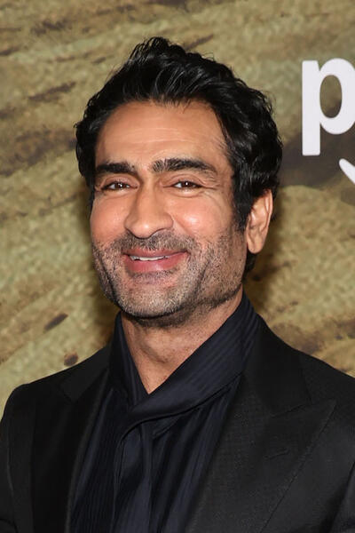 Kumail Nanjiani partecipa alla première della seconda stagione di Fallout sul red carpet all'Academy Museum of Motion Pictures l'8 dicembre 2025 a Los Angeles, California
