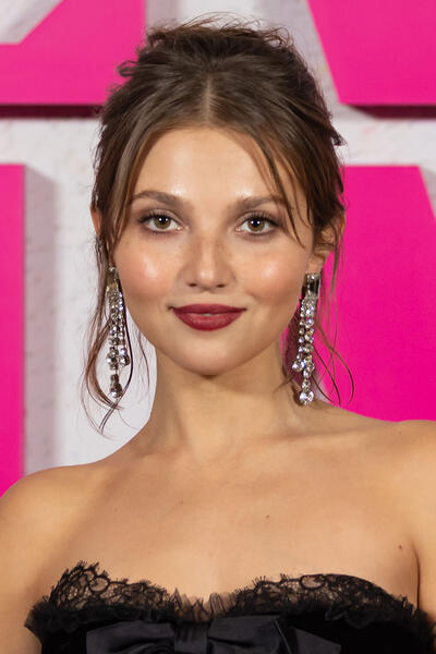 Mia Mckenna-Bruce partecipa alla première britannica di 'Agatha Christie's Seven Dials' di Netflix al May Fair Hotel il 13 gennaio 2026 a Londra, Inghilterra