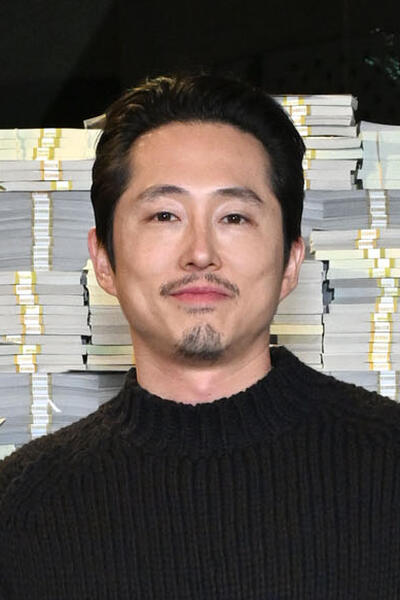 Steven Yeun partecipa alla première mondiale di The RIP all'Alice Tully Hall il 13 gennaio 2026 a New York City