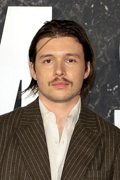 Nick Robinson partecipa alla prima mondiale di Damsel al The Plaza il 1° marzo 2024 a New York