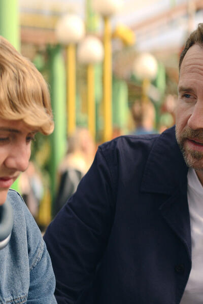 Cooper Turner e Rafe Spall in Trying 5x01