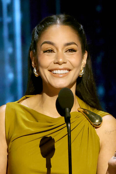 Vanessa Hudgens sul palco del Disney Entertainment Showcase al D23: Legends il 16 agosto 2026 ad Anaheim, California