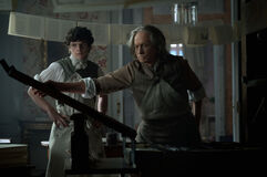 Noah Jupe e Michael Douglas in Benjamin Franklin 1x02