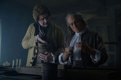 Daniel Mays e Michael Douglas in Benjamin Franklin 1x03