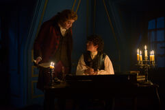 Daniel Mays e Noah Jupe in Benjamin Franklin 1x04