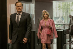 Jeff Daniels e Sarah Jones in Un uomo vero 1x01