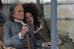 Michael Douglas e Jeanne Balibar in Benjamin Franklin 1x08