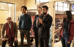 F. Murray Abraham, Danny Pudi, David Hornsby, Rob McElhenney e Charlotte Nicdao in Mythic Quest 1x01