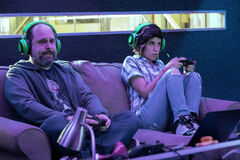 Craig Mazin e Ashly Burch in Mythic Quest 1x06