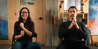 Charlotte Nicdao e Rob McElhenney in Mythic Quest 2x01