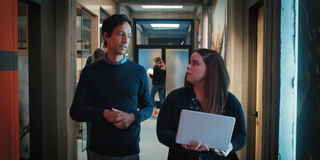 Danny Pudi e Jessie Ennis in Mythic Quest 2x01