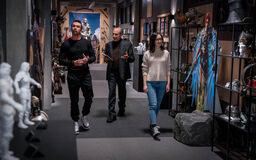 Rob McElhenney, F. Murray Abraham e Charlotte Nicdao in Mythic Quest 2x09