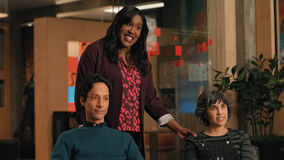 Danny Pudi, Naomi Ekperigin e Ashly Birch in Mythic Quest 3x09