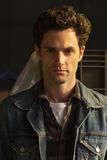 Penn Badgley come Joe Goldberg in You 2x02