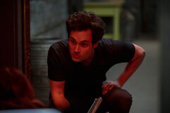 Penn Badgley come Joe Goldberg in You 3x02