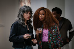 Ashly Burch e Imani Hakim in Mythic Quest 1x01