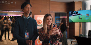 Danny Pudi e Jessie Ennis in Mythic Quest 4x05