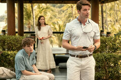 Sam Nivola, Sarah Catherine Hook, Patrick Schwarzenegger in The White Lotus 3x01