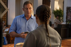 Jason Isaacs, Morgana O'Reilly in The White Lotus 3x04