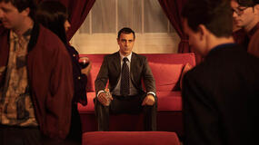 Emun Elliot come Don Logan in Sexy Beast 1x01