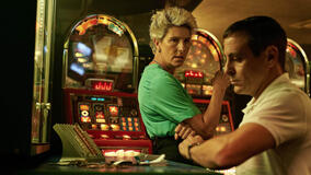 (S-D) Tamsin Greig come Cecilia Logan e Emun Elliot come Don Logan in Sexy Beast 1x01