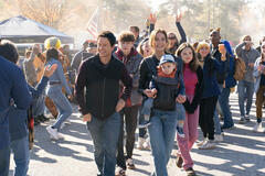 Mark Wahlberg, Van Crosby, Michelle Monaghan e Zoe Colletti nel film The Family Plan