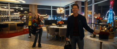 Van Crosby, Zoe Colletti e Mark Wahlberg in The Family Plan