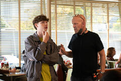 Van Crosby e regista Simon Cellan Jones sul set del film The Family Plan