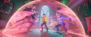 (S-D) Henry Golding come Hu, Brandon Soo Hoo come Tom e Kheng Hua Tan come Mrs. Lee in The Tiger's Apprentice