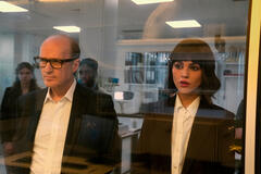 Adrian Edmondson, Eiza González in Il problema dei 3 corpi 1x02