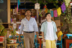 Eugenio Derbez e Raphael Alejandro in Acapulco 2x03