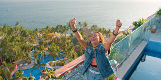 Regina Reynoso in Acapulco 2x05