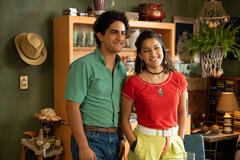 Enrique Arrizon e Regina Reynoso in Acapulco 2x09