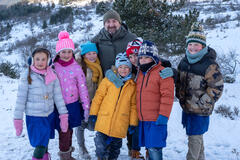 Antonio Albanese e i bambini nel film Un mondo a parte