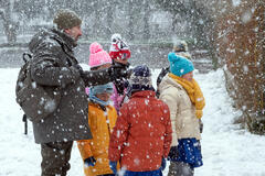 Antonio Albanese e i bambini nel film Un mondo a parte