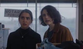 Drive-Away Dolls, scena da trailer film con Margaret Qualley, Geraldine Viswanathan