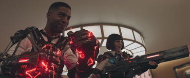 L-R: Scott Mescudi e Ellie Taylor in Knuckles, episodio 6, stagione 1