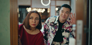 Maya Rudolph e Joel Kim Booster in Loot 2x02
