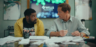 Ron Funches e Nat Faxon in Loot 2x02