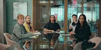 Meagen Fray, Stephanie Styles, Maya Rudolph, Joel Kim Booster e Michaela Jaé Rodriguez in Loot 2x02