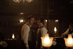 Tobias Menzies e Brandon Flynn in Manhunt 1x02