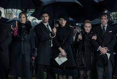 Joely Richardson, Theo James, Jasmine Blackborow, Chanel Cresswell e Daniel Ings in The Gentlemen 1x01