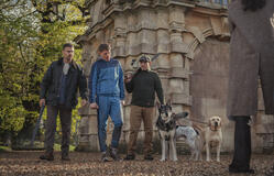 (S-D) Theo James, Josh Finan, Vinnie Jones in The Gentlemen 1x02