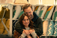 Rafe Spall e Esther Smith in Trying 3x01
