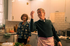 Roderick Smith e Marian McLoughlin in Trying 3x01