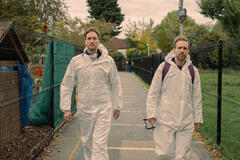 Oliver Chris e Rafe Spall in Trying 3x02