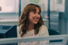 Esther Smith in Trying 3x02