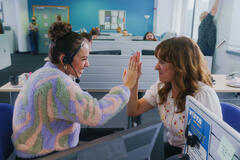 Robyn Cara e Esther Smith in Trying 3x02